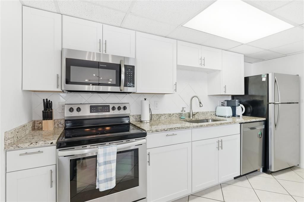 待售: $650,000 (4 贝兹, 0 浴室, 1920 平方英尺)