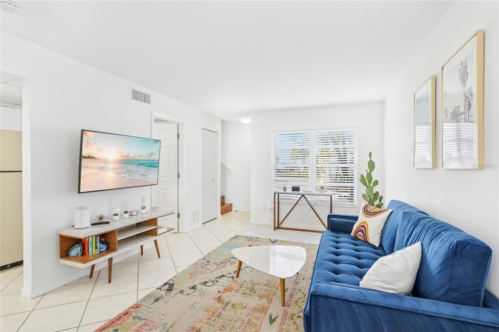 待售: $650,000 (4 贝兹, 0 浴室, 1920 平方英尺)