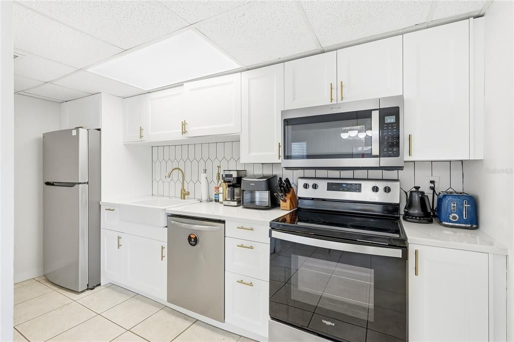 待售: $650,000 (4 贝兹, 0 浴室, 1920 平方英尺)