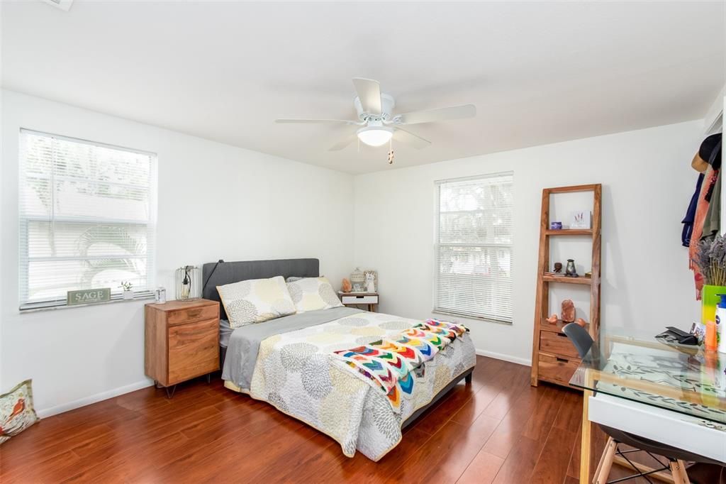 待售: $650,000 (4 贝兹, 0 浴室, 1920 平方英尺)