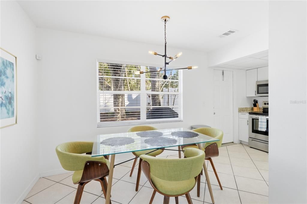 待售: $650,000 (4 贝兹, 0 浴室, 1920 平方英尺)