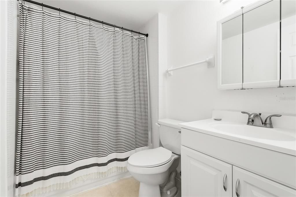 待售: $650,000 (4 贝兹, 0 浴室, 1920 平方英尺)