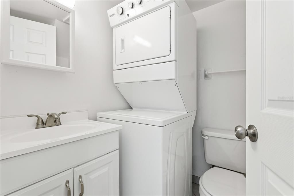 待售: $650,000 (4 贝兹, 0 浴室, 1920 平方英尺)