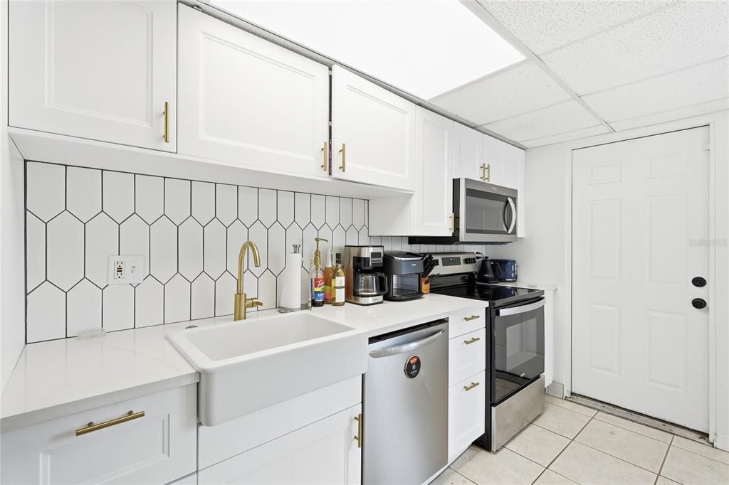 待售: $650,000 (4 贝兹, 0 浴室, 1920 平方英尺)