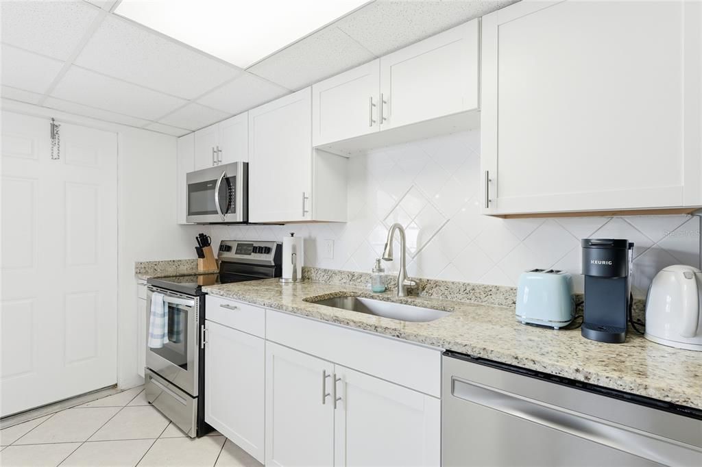 待售: $650,000 (4 贝兹, 0 浴室, 1920 平方英尺)