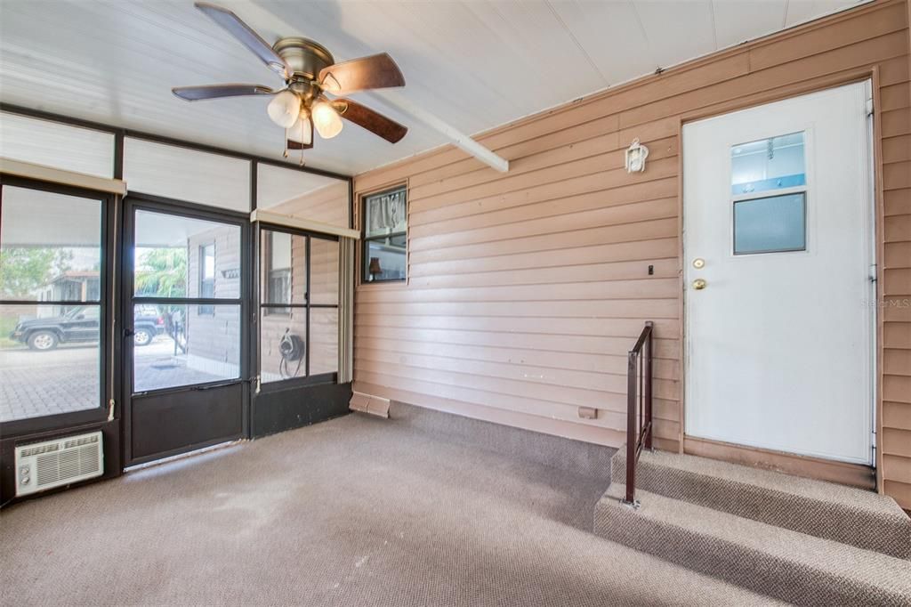 На продажу: $174,900 (2 спален, 2 ванн, 1048 Квадратных фут)