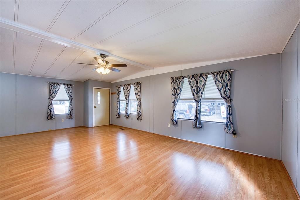 На продажу: $174,900 (2 спален, 2 ванн, 1048 Квадратных фут)