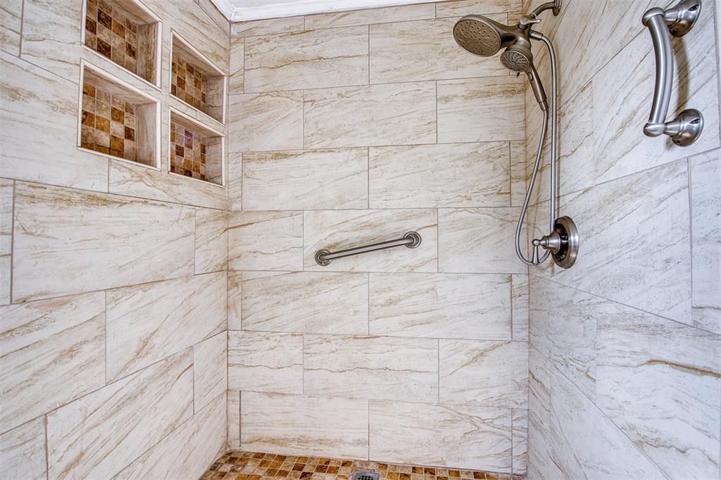 На продажу: $174,900 (2 спален, 2 ванн, 1048 Квадратных фут)