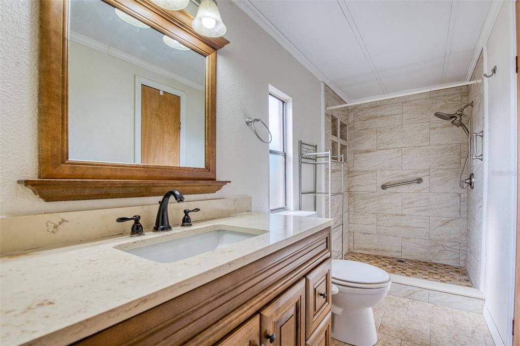 На продажу: $174,900 (2 спален, 2 ванн, 1048 Квадратных фут)