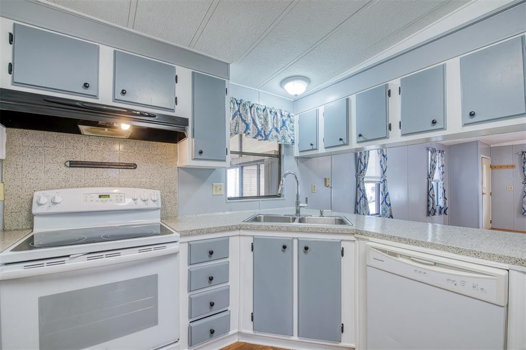 На продажу: $174,900 (2 спален, 2 ванн, 1048 Квадратных фут)