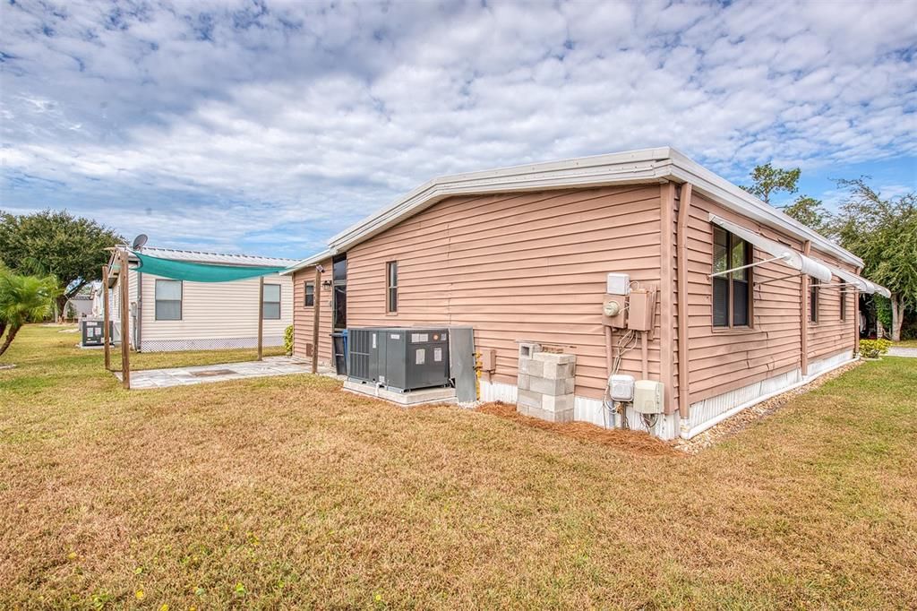 На продажу: $174,900 (2 спален, 2 ванн, 1048 Квадратных фут)