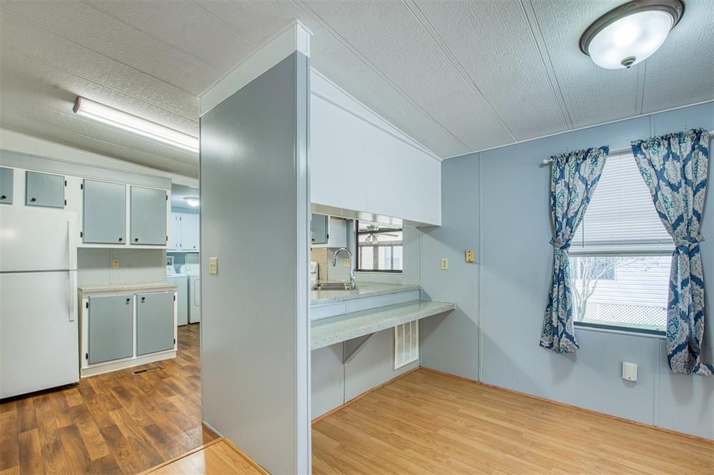 На продажу: $174,900 (2 спален, 2 ванн, 1048 Квадратных фут)