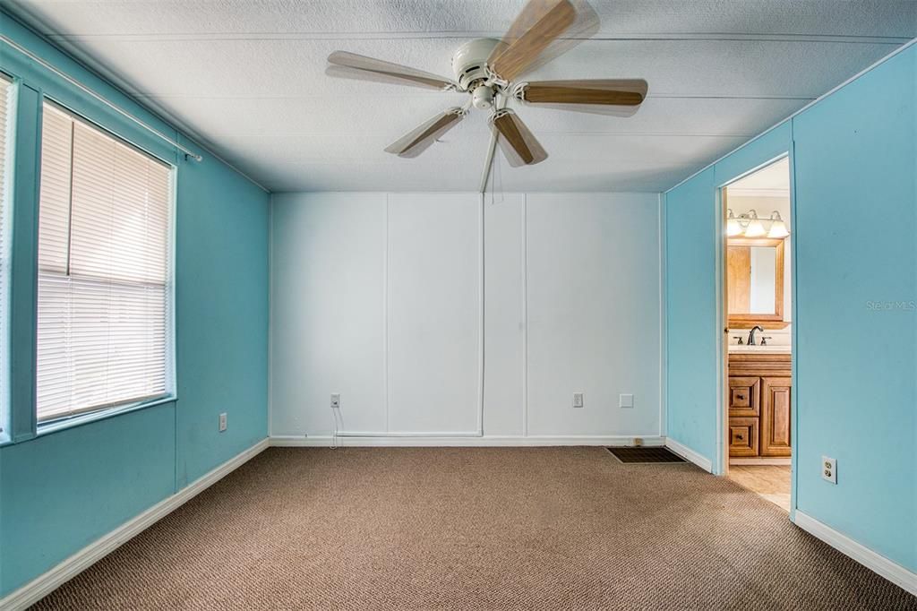 На продажу: $174,900 (2 спален, 2 ванн, 1048 Квадратных фут)