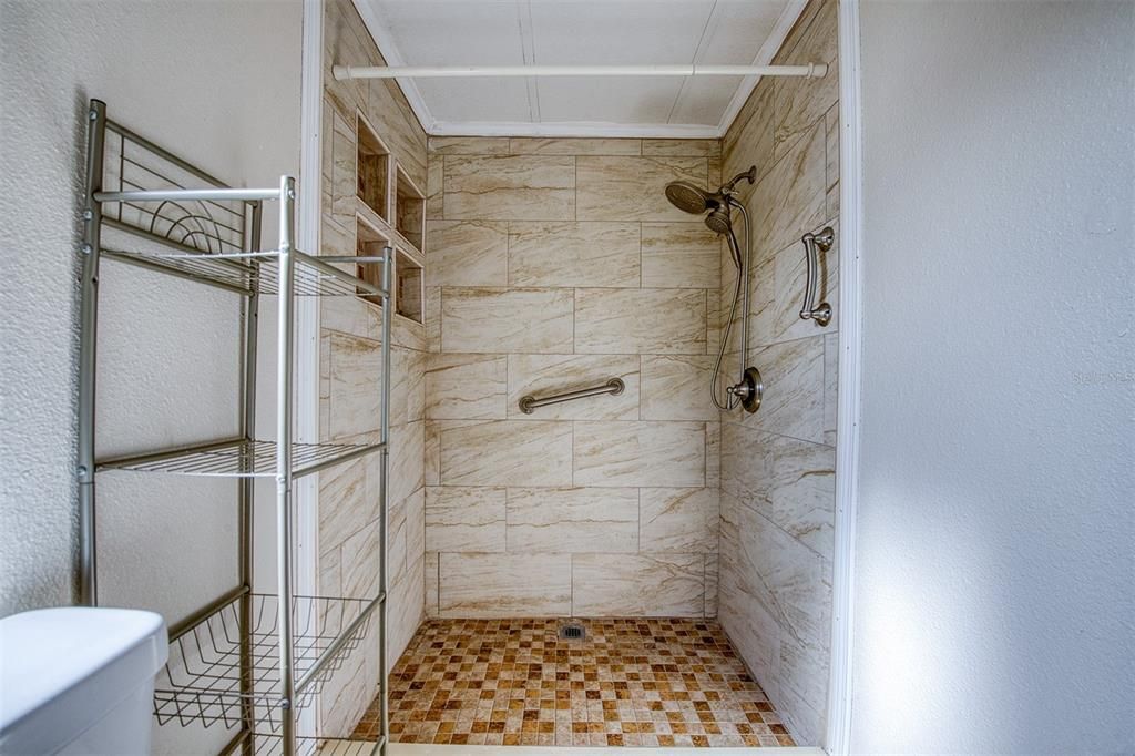 На продажу: $174,900 (2 спален, 2 ванн, 1048 Квадратных фут)