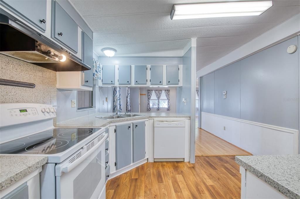 На продажу: $174,900 (2 спален, 2 ванн, 1048 Квадратных фут)