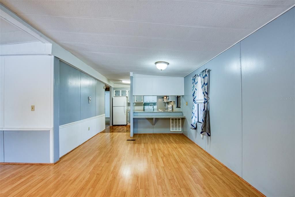 На продажу: $174,900 (2 спален, 2 ванн, 1048 Квадратных фут)