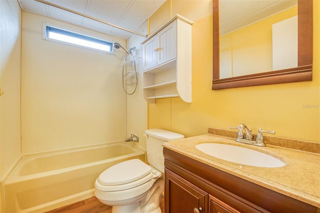 На продажу: $174,900 (2 спален, 2 ванн, 1048 Квадратных фут)