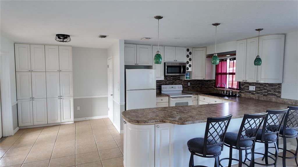 待售: $345,000 (2 贝兹, 2 浴室, 1209 平方英尺)