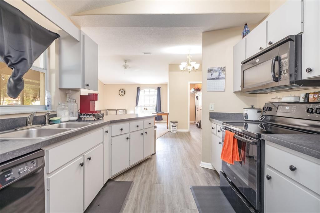 For Sale: $415,000 (3 beds, 2 baths, 1857 Square Feet)