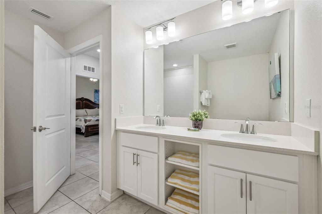 For Sale: $278,800 (2 beds, 2 baths, 1186 Square Feet)