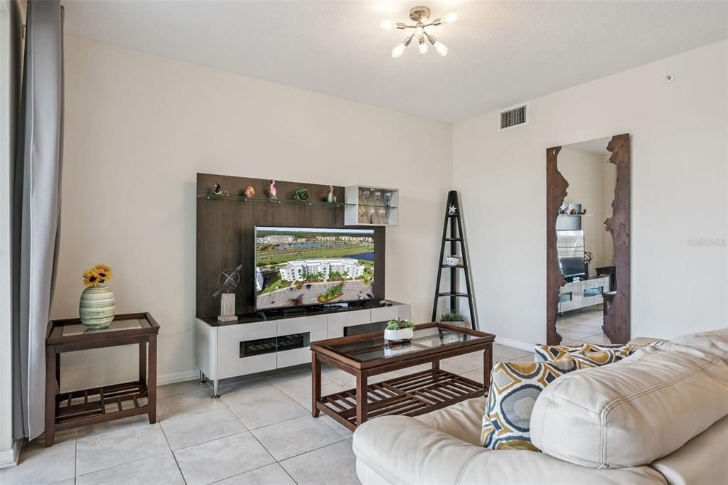 For Sale: $278,800 (2 beds, 2 baths, 1186 Square Feet)