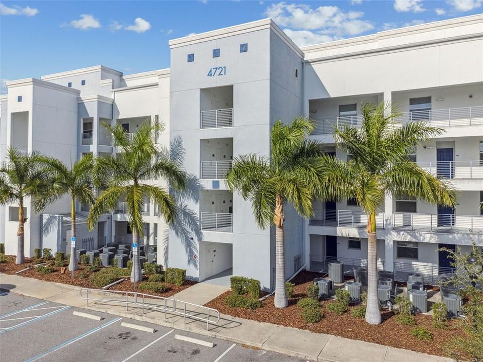 For Sale: $278,800 (2 beds, 2 baths, 1186 Square Feet)