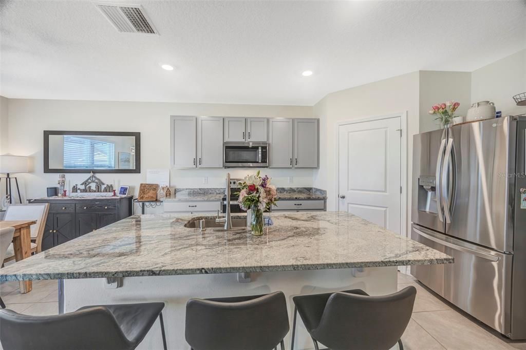 На продажу: $399,900 (3 спален, 2 ванн, 1961 Квадратных фут)