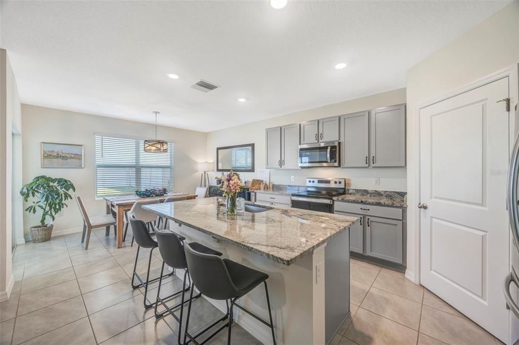 На продажу: $399,900 (3 спален, 2 ванн, 1961 Квадратных фут)