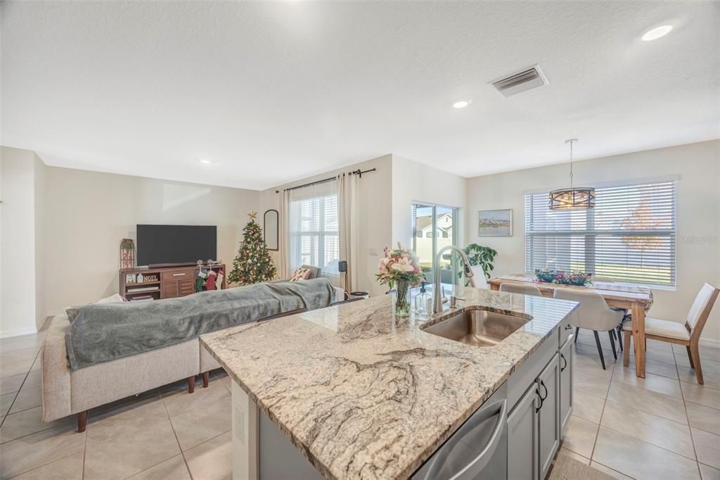 На продажу: $399,900 (3 спален, 2 ванн, 1961 Квадратных фут)