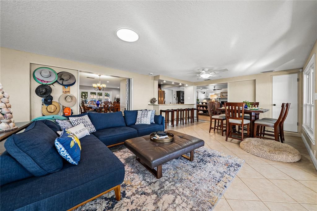 En Venta: $650,000 (3 camas, 3 baños, 2547 Pies cuadrados)