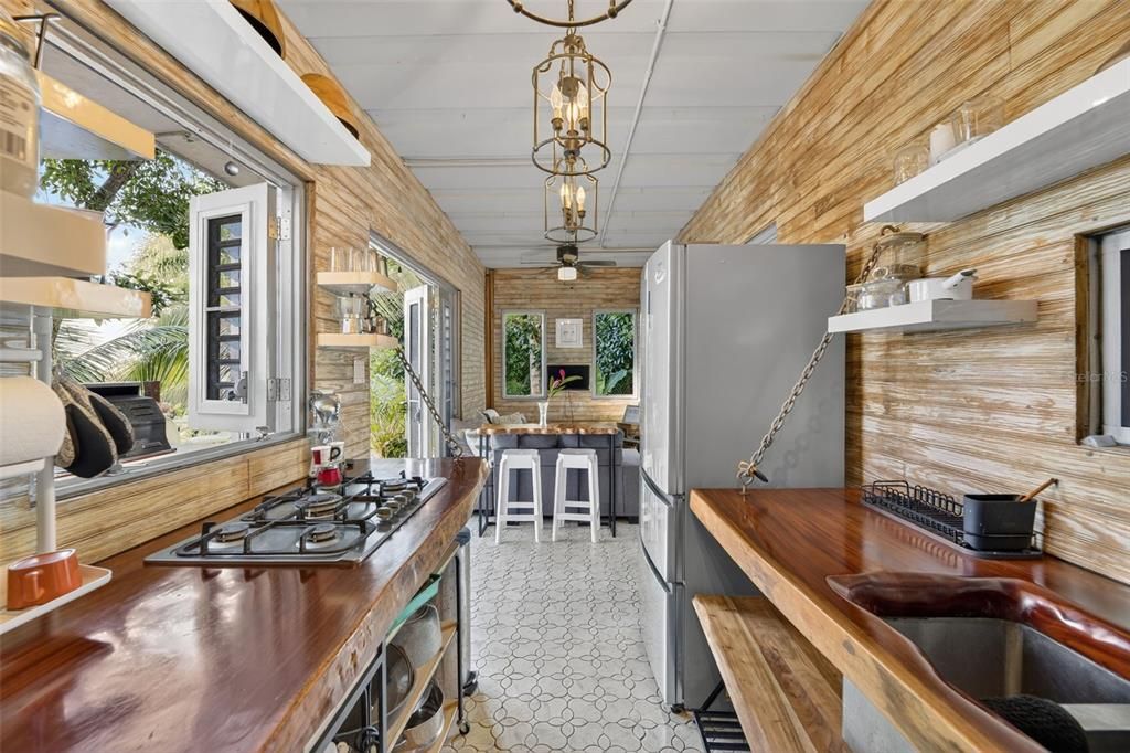 For Rent: $1,500 (1 beds, 1 baths, 700 Square Feet)