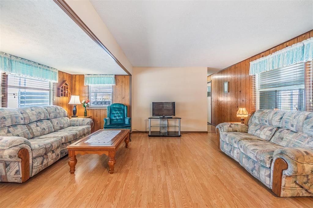 En Venta: $123,000 (2 camas, 2 baños, 985 Pies cuadrados)