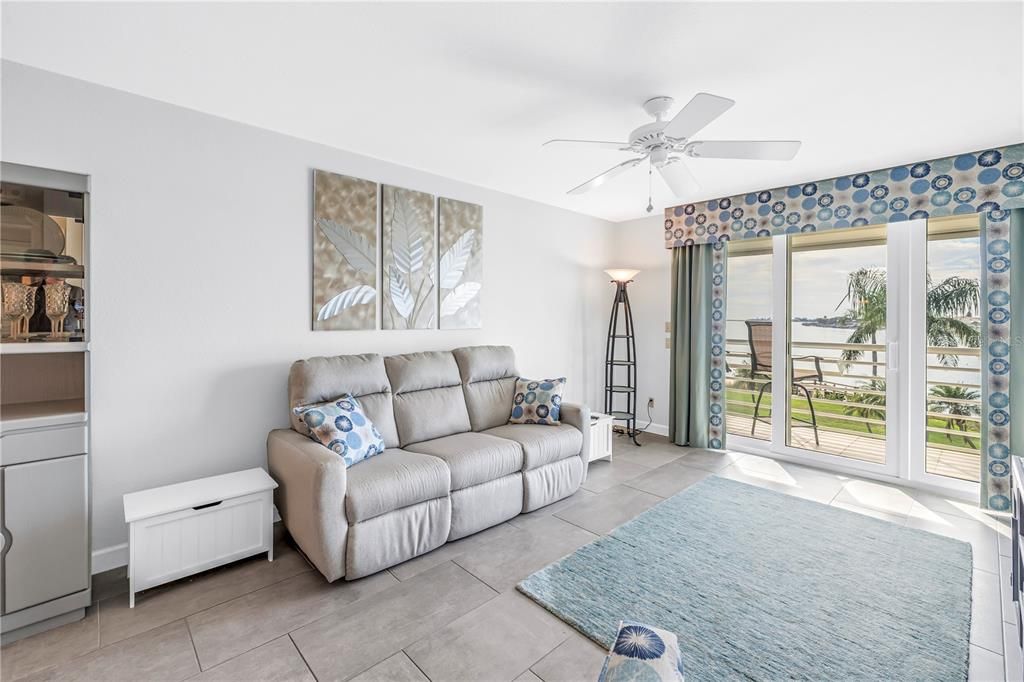 For Sale: $599,000 (2 beds, 2 baths, 1160 Square Feet)