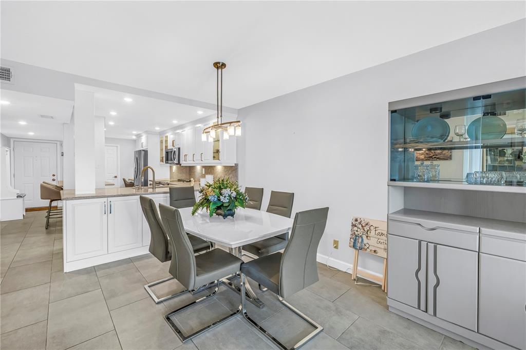 For Sale: $599,000 (2 beds, 2 baths, 1160 Square Feet)