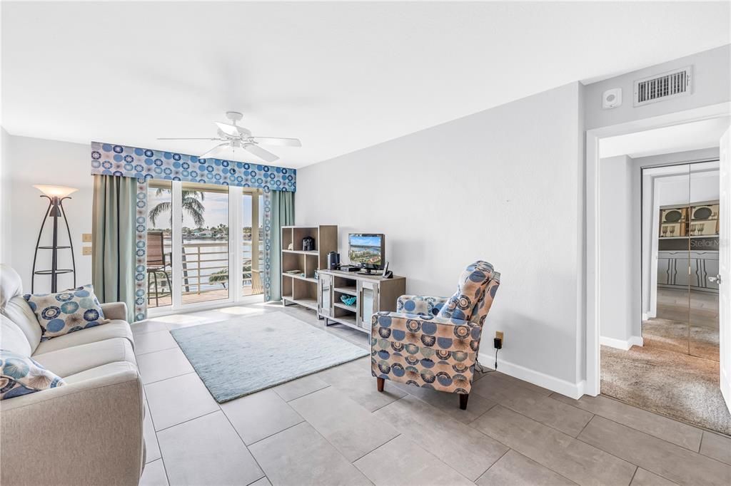 For Sale: $599,000 (2 beds, 2 baths, 1160 Square Feet)