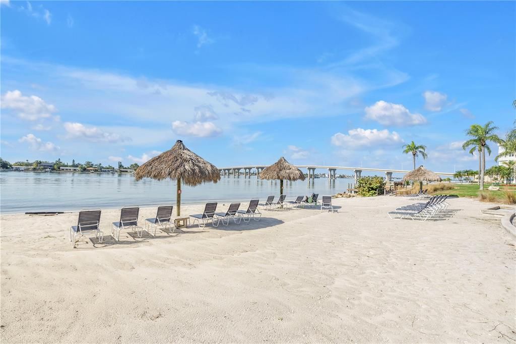 For Sale: $599,000 (2 beds, 2 baths, 1160 Square Feet)