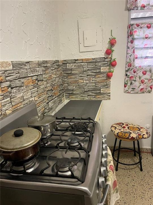 For Sale: $155,000 (5 beds, 3 baths, 1100 Square Feet)