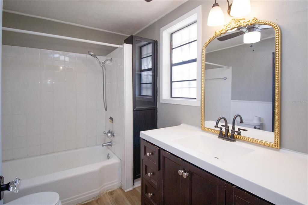 出租: $2,500 (3 贝兹, 1 浴室, 1225 平方英尺)