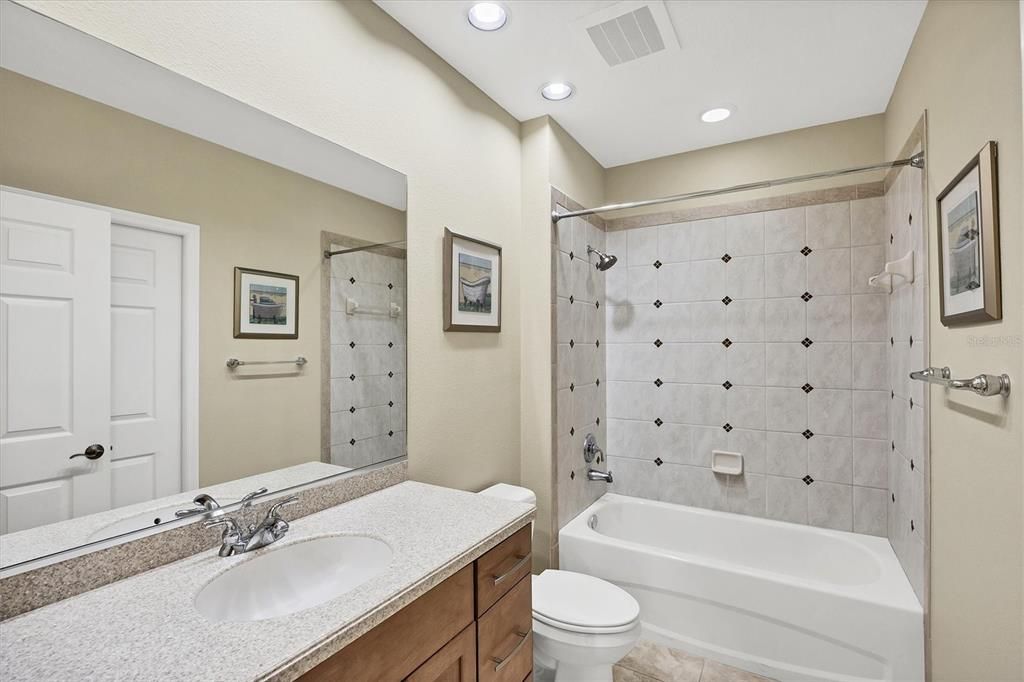 На продажу: $549,900 (3 спален, 2 ванн, 1916 Квадратных фут)