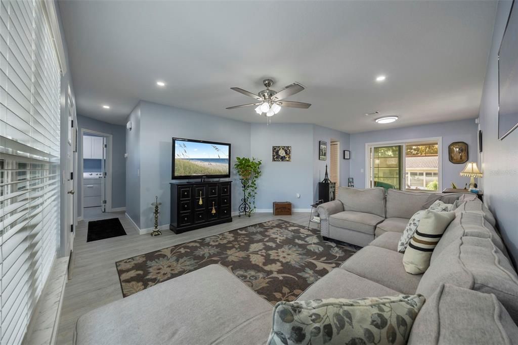 For Sale: $260,000 (2 beds, 2 baths, 1260 Square Feet)