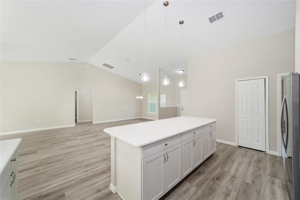 待售: $385,000 (4 贝兹, 2 浴室, 1927 平方英尺)