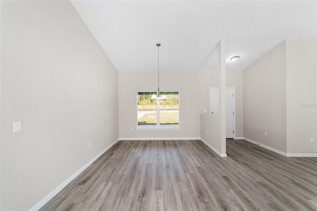 待售: $385,000 (4 贝兹, 2 浴室, 1927 平方英尺)