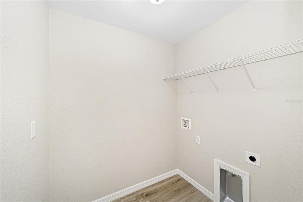 待售: $385,000 (4 贝兹, 2 浴室, 1927 平方英尺)