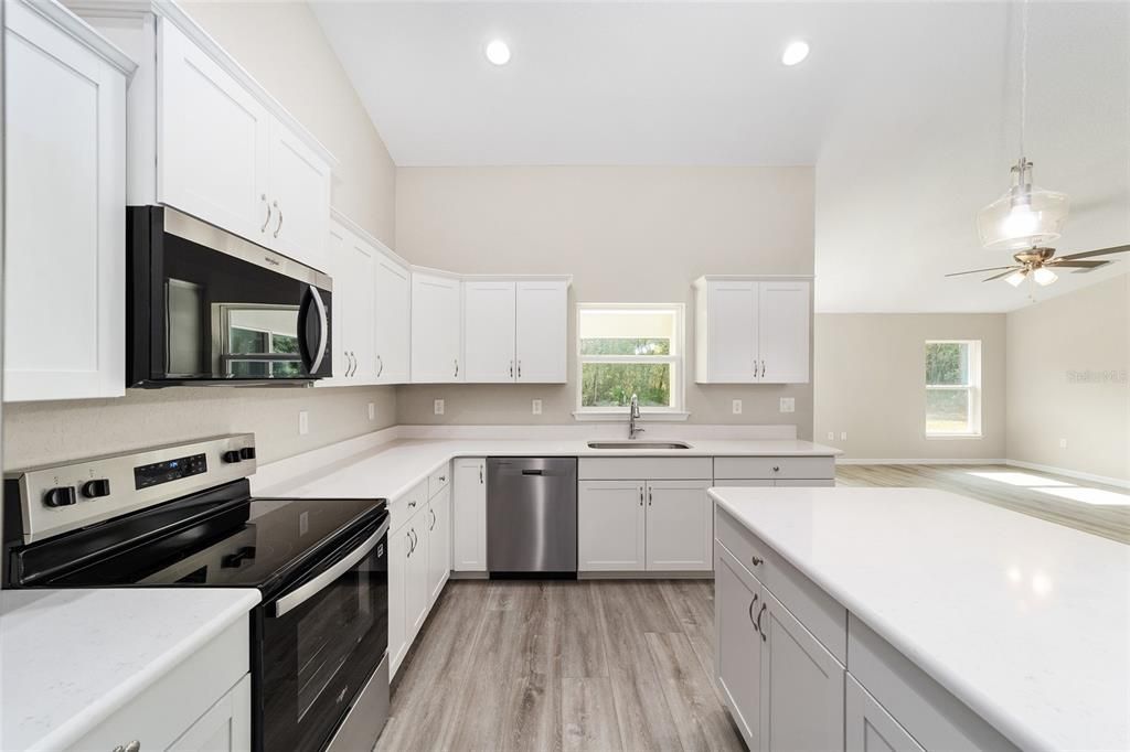 待售: $385,000 (4 贝兹, 2 浴室, 1927 平方英尺)