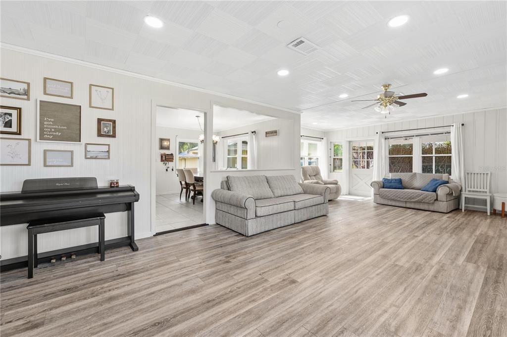 待售: $220,000 (2 贝兹, 1 浴室, 1208 平方英尺)