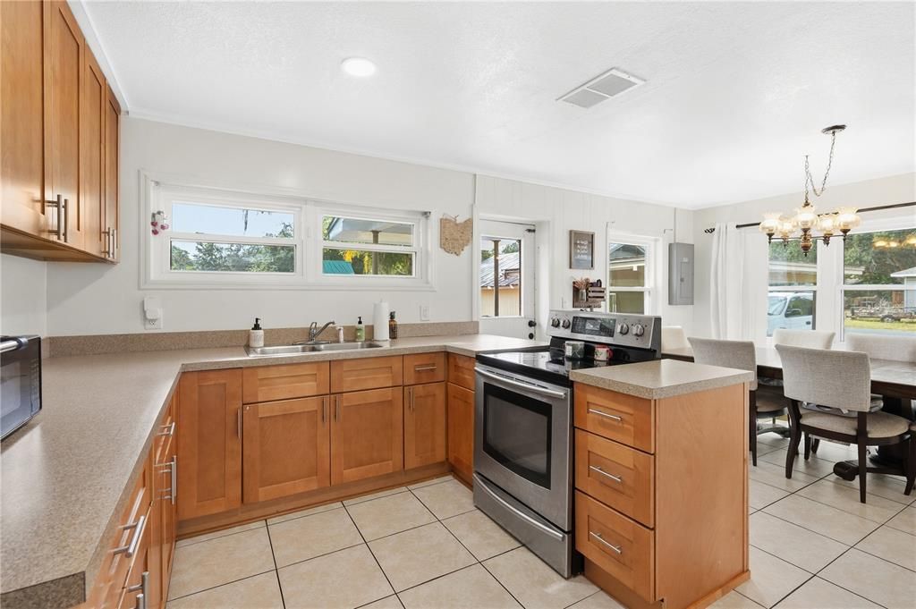 待售: $220,000 (2 贝兹, 1 浴室, 1208 平方英尺)