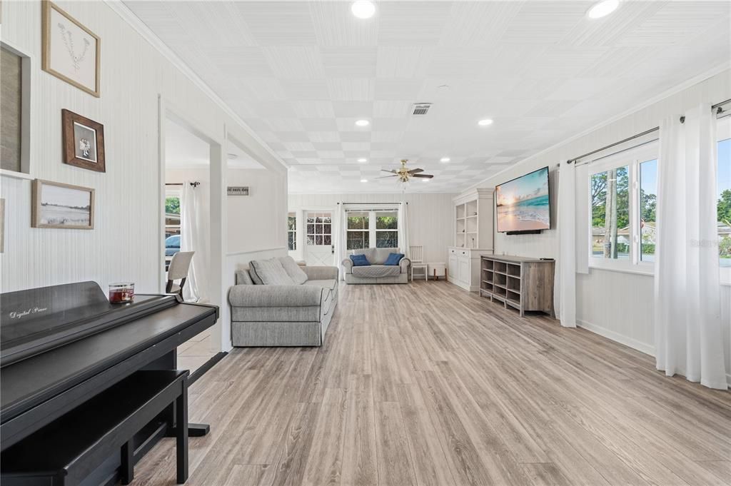 待售: $220,000 (2 贝兹, 1 浴室, 1208 平方英尺)