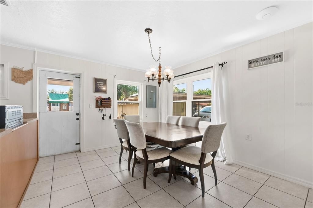 待售: $220,000 (2 贝兹, 1 浴室, 1208 平方英尺)