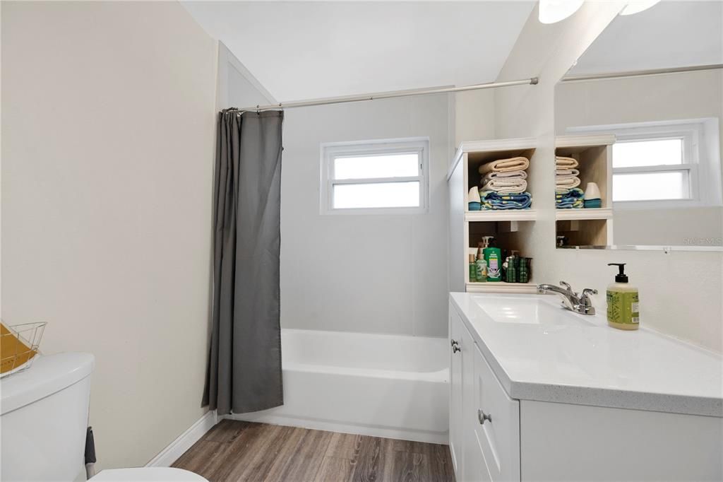 待售: $220,000 (2 贝兹, 1 浴室, 1208 平方英尺)