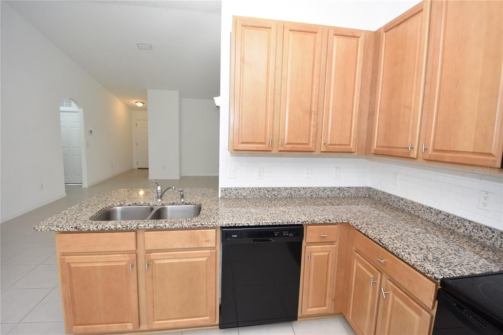 В аренду: $1,700 (3 спален, 2 ванн, 1212 Квадратных фут)